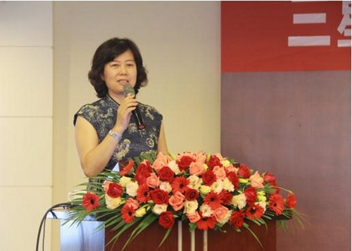 会议由副总经理邓虹主持